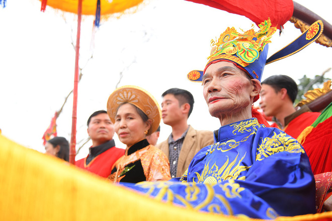 Hàng ngàn người chen chân xem rước vua sống tung tiền phát lộc